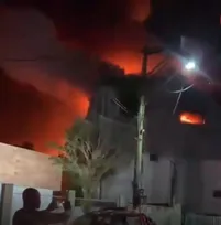 Imagem ilustrativa da imagem Incêndio de grandes proporções atinge loja 'O Amigão' de Magé; vídeo