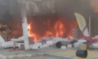 Imagem ilustrativa da imagem Incêndio de grandes proporções atinge loja em Maricá; vídeo