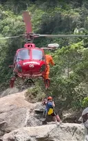 Imagem ilustrativa da imagem Jovem é socorrido após cair em trilha em praia de Niterói; vídeo