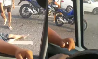 Imagem ilustrativa da imagem Motociclista furta celular de policial morto em arrastão no Rio; vídeo