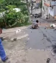 Imagem ilustrativa da imagem Mulher escorrega em óleo derramado por traficantes no Rio