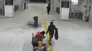 Imagem ilustrativa da imagem Mulher leva tapa 'do nada' em estação do BRT; veja o vídeo