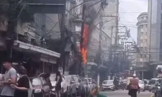 Imagem ilustrativa da imagem Poste pega fogo e assusta no Centro de Niterói; vídeo