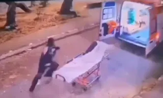 Imagem ilustrativa da imagem Socorro! Homem rouba ambulância durante atendimento; veja vídeo