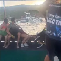 Imagem ilustrativa da imagem Barco com 30 turistas afunda na Região dos Lagos; veja o vídeo