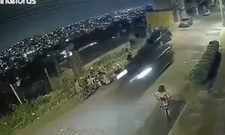 Imagem ilustrativa da imagem Vídeo: motorista em alta velocidade quase atropela crianças