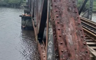 Imagem ilustrativa da imagem Vídeo: mulher cai de ponte ao tirar foto e é salva por cadarço