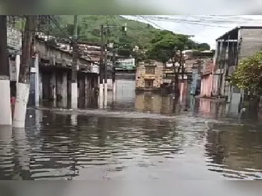 Imagem ilustrativa da imagem Após temporal, rio transborda e rua de Niterói vira 'piscinão'