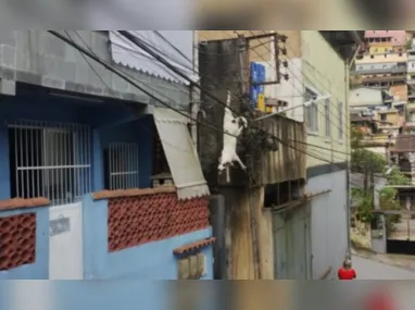 Caminhão tombado bloqueia chegada à Serra de Petrópolis