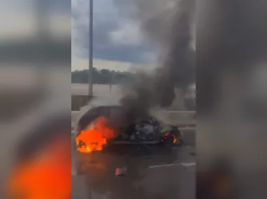 Imagem ilustrativa da imagem Carro pega fogo na BR-101 e gera caos no trânsito; vídeo