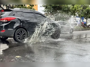 Imagem ilustrativa da imagem Esgoto jorra em vários pontos de via movimentada em Niterói; vídeo