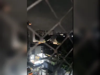 O tiro disparado pelo ladrão deixou marca no teto do frescão