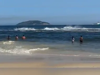 Imagem ilustrativa da imagem Jet skis flagrados perto de banhistas em praia de Niterói