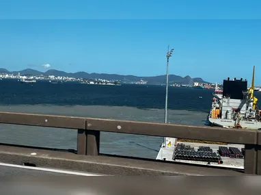 Imagem ilustrativa da imagem Mancha aparece na Baía de Guanabara e assusta população; vídeo