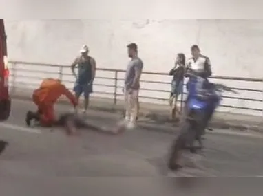 Imagem ilustrativa da imagem Motociclista cai em túnel de Niterói e mobiliza bombeiros