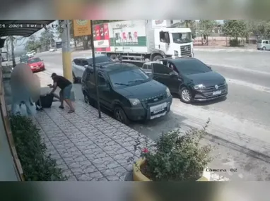 Casal estava sem capacete e a moto sem placa