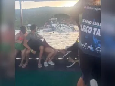 Imagem ilustrativa da imagem Barco com 30 turistas afunda na Região dos Lagos; veja o vídeo