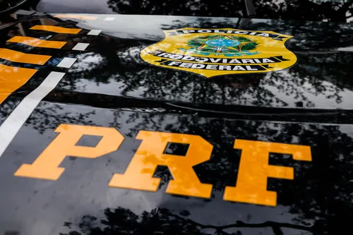 Equipes da Polícia Rodoviária Federal orientam motoristas no local