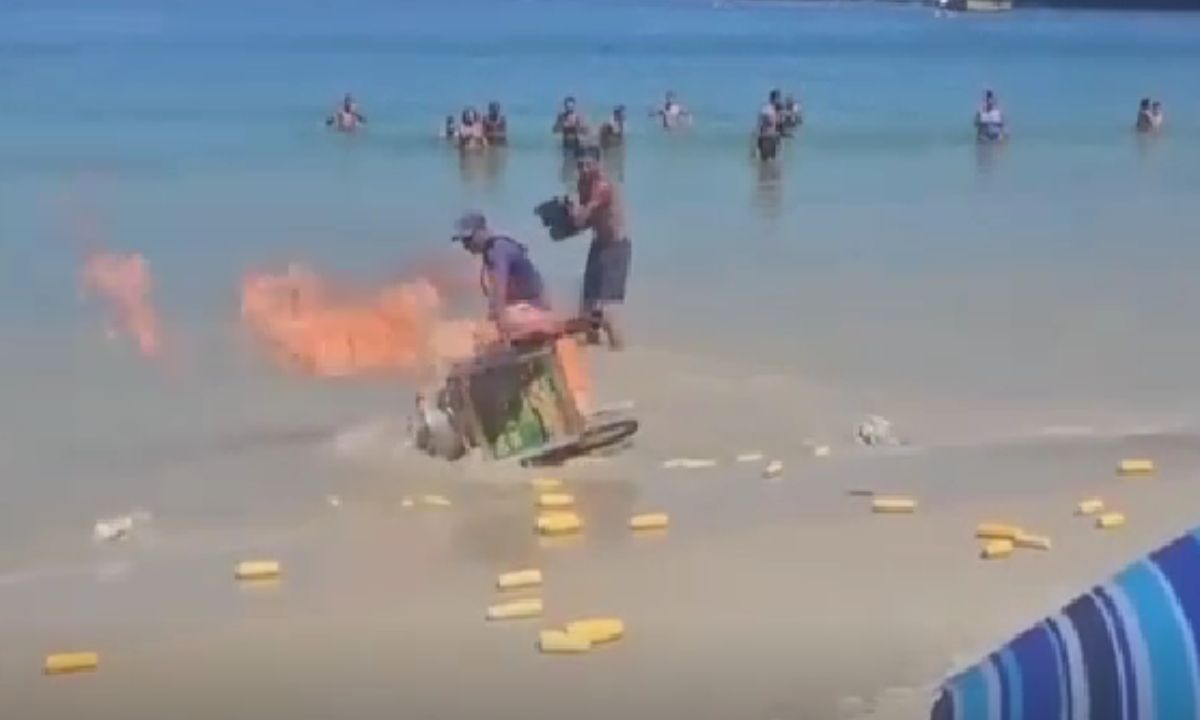 Carrinho de milho explode e pega fogo em praia do Rio; vídeo