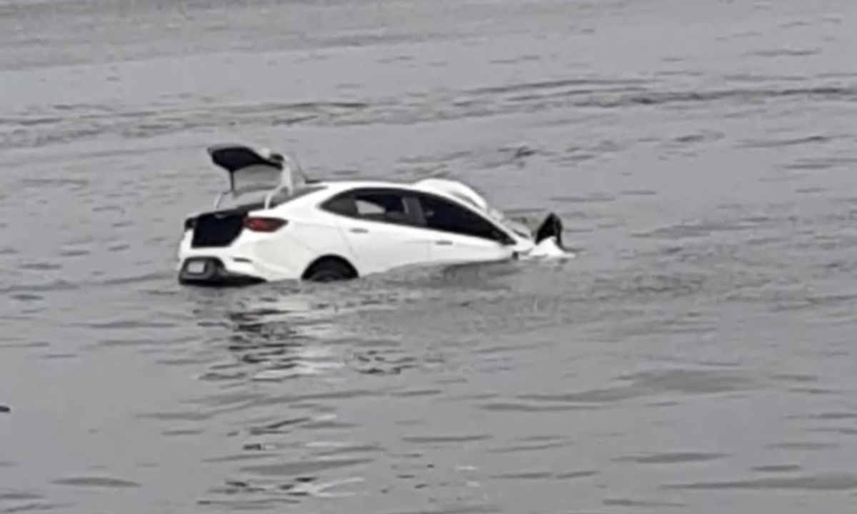 Incrível! Carro cai na Baía de Guanabara; vídeo