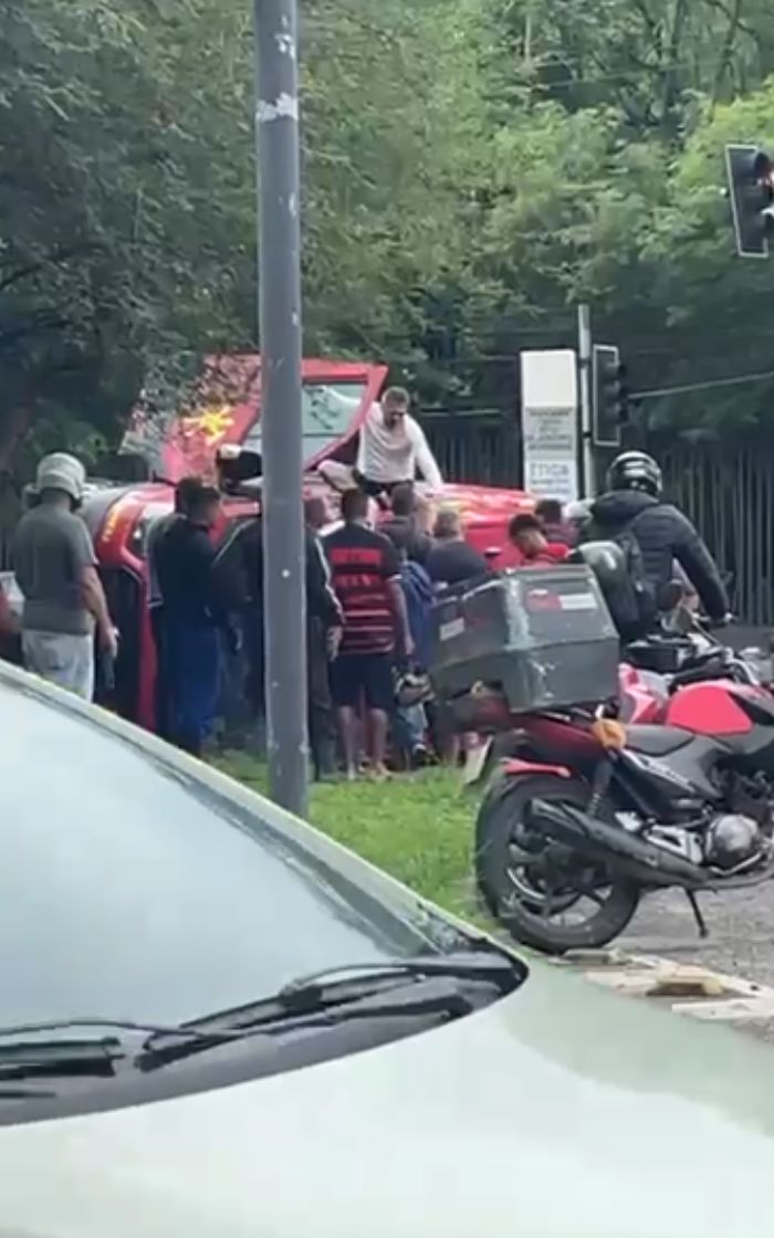 Ônibus bate em ambulância na Zona Oeste do Rio; vídeo