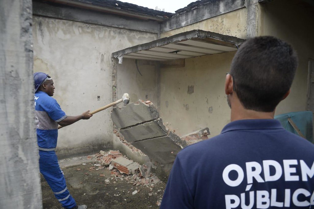 Prédio de 4 andares é demolido em área do crime ao lado da Linha Amarela