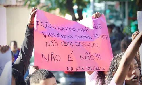 Familiares e amigos clamaram por justiça na porta de cemitério