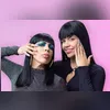 Kerollen e Nancy ofereceram uma banana e um macaco de pelúcia para duas crianças negras