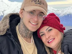 Filho de Urach diz que é 'normal' ver a mãe transando; confira