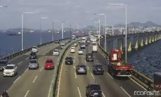 Imagem ilustrativa da imagem Acidente entre 3 carros deixa trânsito lento na Ponte Rio-Niterói