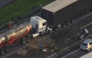 Imagem ilustrativa da imagem Acidente entre carro e caminhões deixa mortos  na Via Dutra