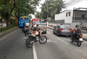 Imagem ilustrativa da imagem Acidente entre moto e ônibus deixa mulher ferida no Fonseca
