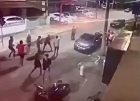 Imagem ilustrativa da imagem Adolescente pega carro da mãe e atropela grupo após briga; vídeo