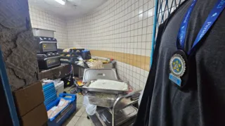 Imagem ilustrativa da imagem Alimentos em banheiro são descartados na Sapucaí