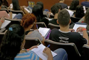 Imagem ilustrativa da imagem Alunos do ensino médio receberão ajuda financeira para fazer Enem