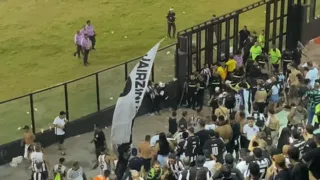 Imagem ilustrativa da imagem Após derrota, torcedores do Botafogo se revoltam; vídeo