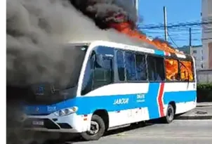 Imagem ilustrativa da imagem Após morte de miliciano, mais de 20 ônibus são incendiados no Rio
