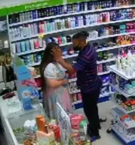 Imagem ilustrativa da imagem Assaltante enxuga lágrima de vítima dentro de farmácia; vídeo