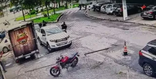 Imagem ilustrativa da imagem Bando armado ataca funcionários de farmácia em Niterói; vídeo