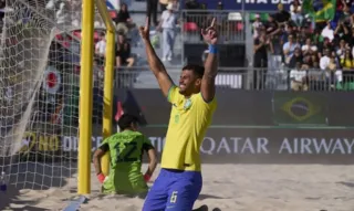 Imagem ilustrativa da imagem Brasil goleia Japão e vai à semifinal do Mundial de Beach Soccer