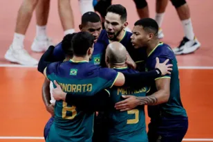Imagem ilustrativa da imagem Brasil vence México e fica mais perto da semifinal de vôlei no Pan