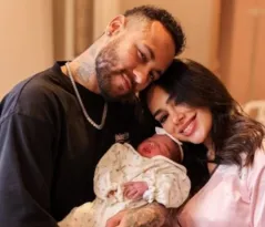 Imagem ilustrativa da imagem Bruna Biancardi e Neymar postam fotos com a filha