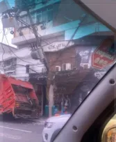 Imagem ilustrativa da imagem Caminhão bate em poste e atrapalha trânsito em São Gonçalo