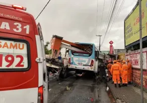 Imagem ilustrativa da imagem Caminhão guincho atinge ônibus e mata dois passageiros