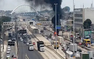 Imagem ilustrativa da imagem Caminhão pega fogo e complica trânsito na Avenida Brasil