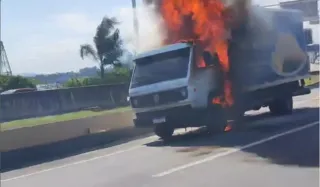Imagem ilustrativa da imagem Caminhão pega fogo na Ponte Rio-Niterói e interdita duas faixas