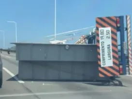 Imagem ilustrativa da imagem Caminhão que tombou na Ponte é multado pela PRF