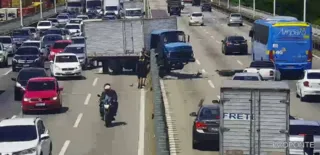 Imagem ilustrativa da imagem Caminhão quebra mureta e fica preso em divisão da Ponte Rio-Niterói