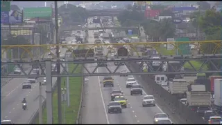 Imagem ilustrativa da imagem Caminhão tomba e fecha trânsito na BR-116, altura da Magé-Manilha