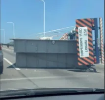 Imagem ilustrativa da imagem Caminhão tomba na Ponte e fecha pista sentido Niterói; vídeo